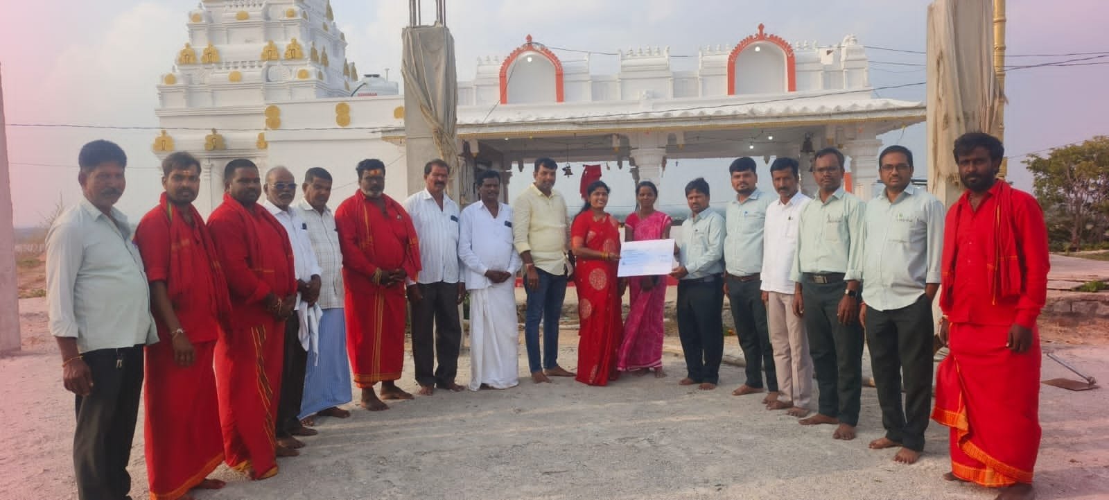 దేవాలయాల అభివృద్ధే ధ్యేయం.. రామలింగేశ్వర స్వామి ఆలయ మండప నిర్మాణానికి రూ. 3 లక్షల విరాళం అందజేత